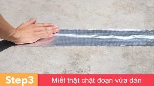 Tháo màng bảo vệ và dán chặt băng keo