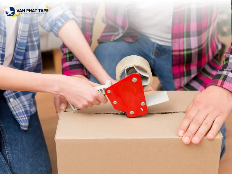 Đóng gói thủ công bằng băng keo trong opp giá rẻ